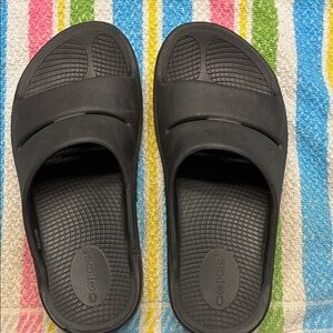OOFOS Black Comfort Slides